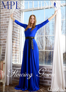 Carolina in Flowing Gown - la Blondinette avec un corps super excitant un petit cul de rêve enlève sa longue robe bleue et pose nue